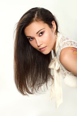 Beyaz dantel elbise esmer kadın