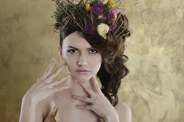 Belle femme brune avec des fleurs dans les cheveux — Photo