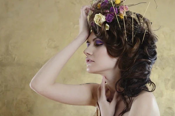 Belle femme brune avec des fleurs dans les cheveux — Photo