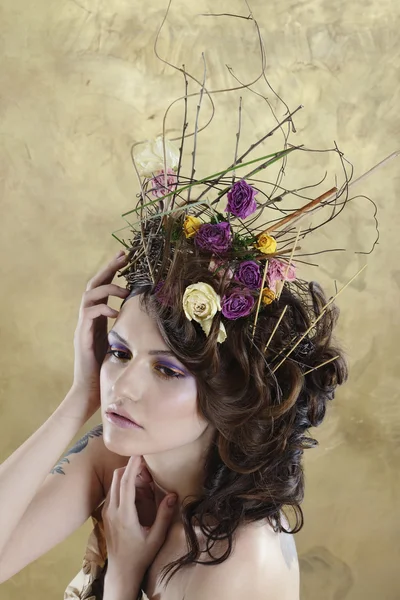 Schöne brünette Frau mit Blumen im Haar — Stockfoto