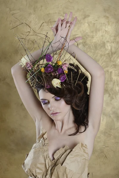 Belle femme brune avec des fleurs dans les cheveux — Photo