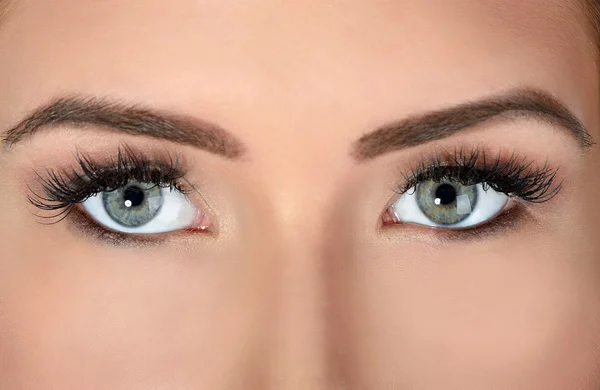 Hermosos ojos femeninos — Foto de Stock