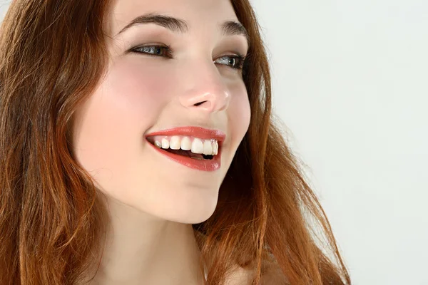 güzel esmer kız gülümseyerek