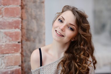 sevimli gülümseyen genç kadın