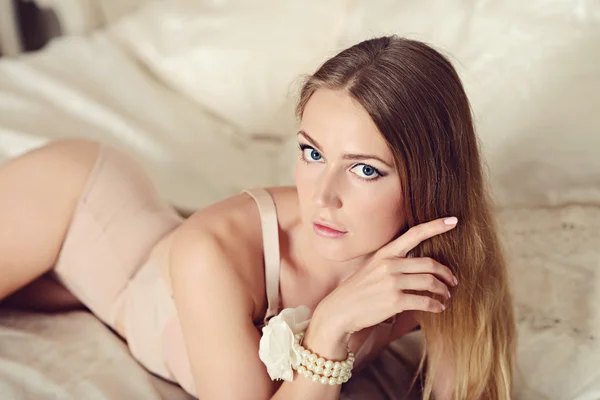 Vacker sexig dam i eleganta underkläder — Stockfoto