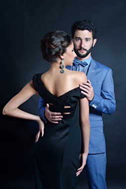 genç güzel çifte sarılma