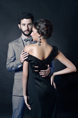 genç güzel çifte sarılma