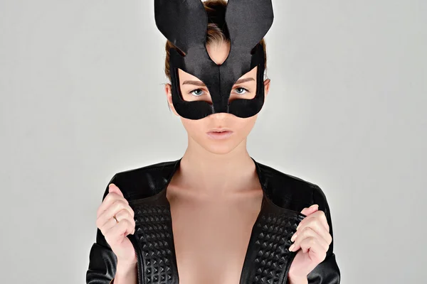 Belle fille en masque noir — Photo