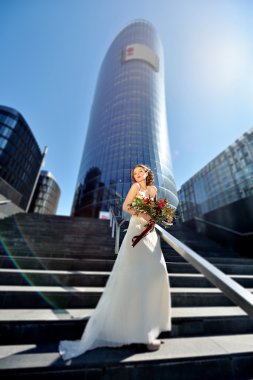 Güzel gelin gelin kıyafeti buket ile