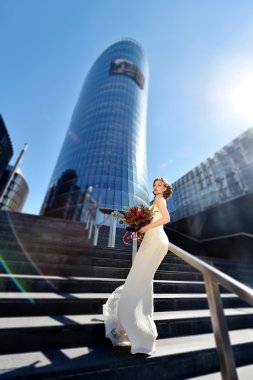 Güzel gelin gelin kıyafeti buket ile