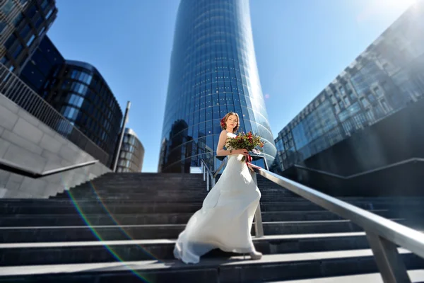 Bela noiva em vestido de noiva com buquê — Fotografia de Stock