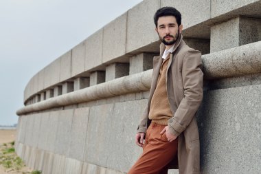 yakışıklı delikanlı kabanlı