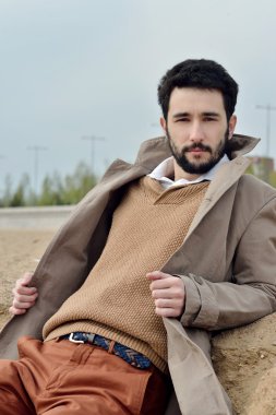 yakışıklı delikanlı kabanlı