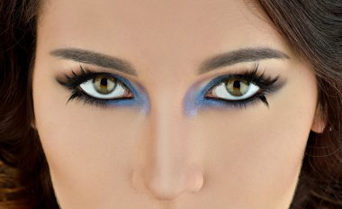Güzel bir kadınla uzun yanlış eyelashes