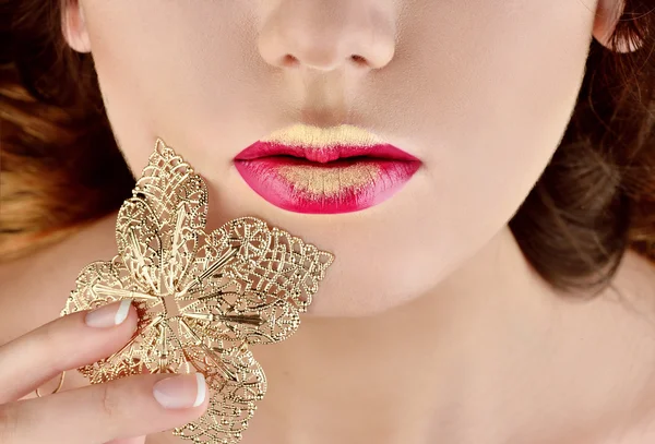 Vrouw met rode glanzende lippen — Stockfoto