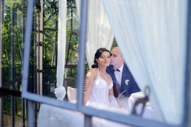 Dekore edilmiş masanın yanındaki düğün çifti