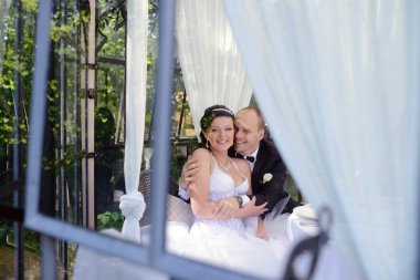 Dekore edilmiş masanın yanındaki düğün çifti