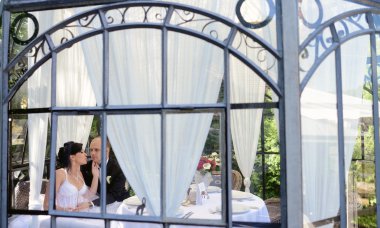 Güzel düğün çifti sarılma