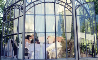 Güzel düğün çifti sarılma