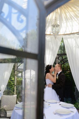 Güzel düğün çifti sarılma