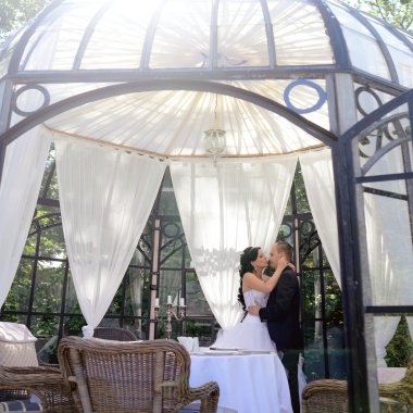 Güzel düğün çifti sarılma