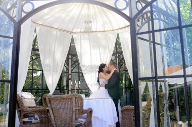 Güzel düğün çifti sarılma