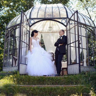 Parkta güzel bir çift var.