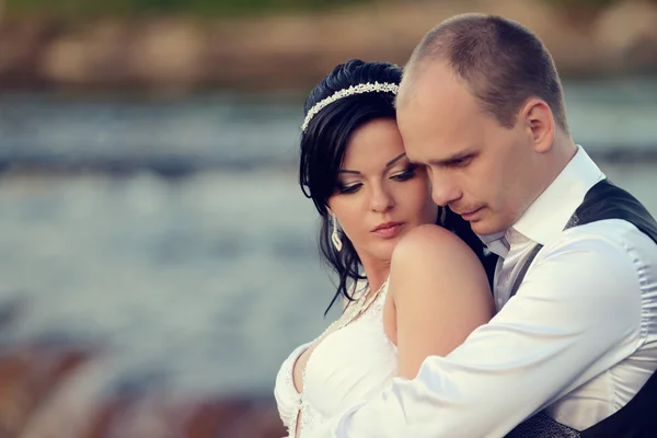 Schönes Hochzeitspaar umarmt — Stockfoto