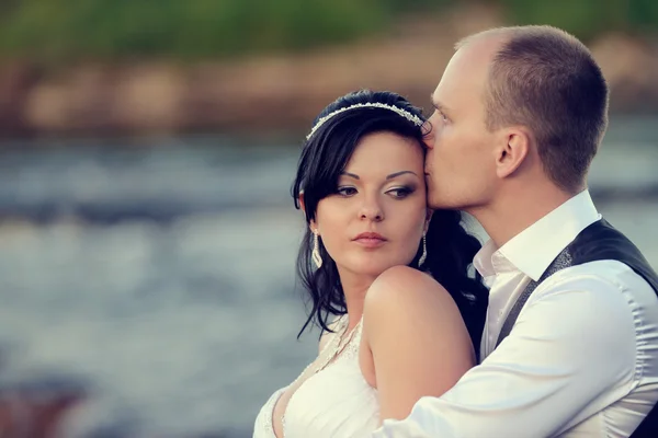 Piękny ślub para przytulanie — Zdjęcie stockowe