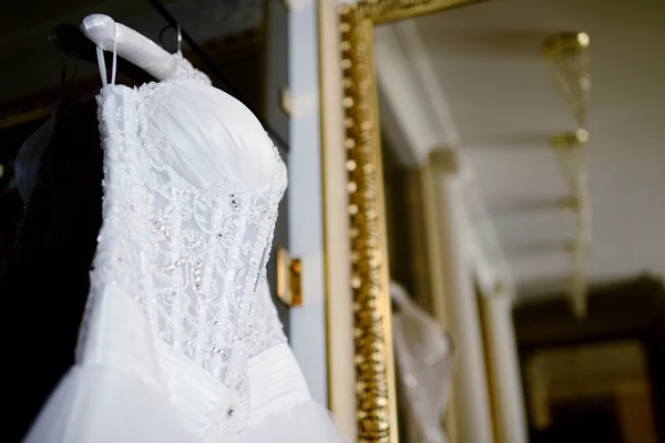 Vestido de noiva branco bonito — Fotografia de Stock