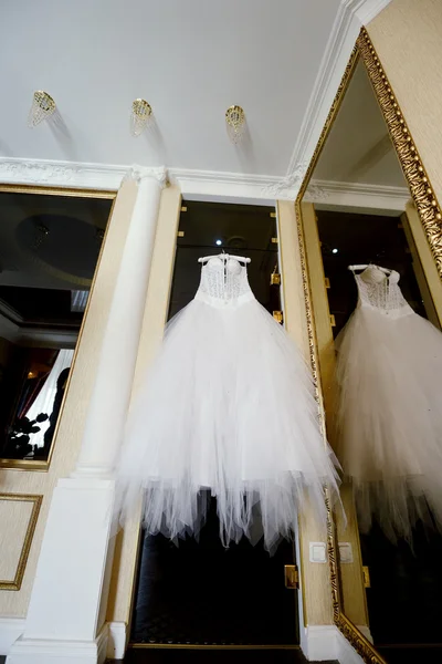 Vestido de noiva branco bonito — Fotografia de Stock