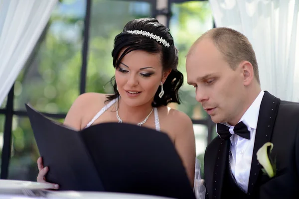 Piękne wesele para czytanie menu — Zdjęcie stockowe