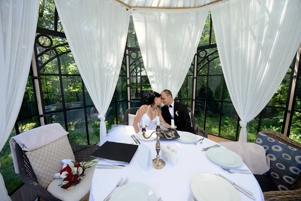 Casamento casal perto da mesa decorada — Fotografia de Stock