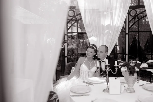 Ζευγάρι γάμων κοντά σε διακοσμημένο τραπέζι — Φωτογραφία Αρχείου