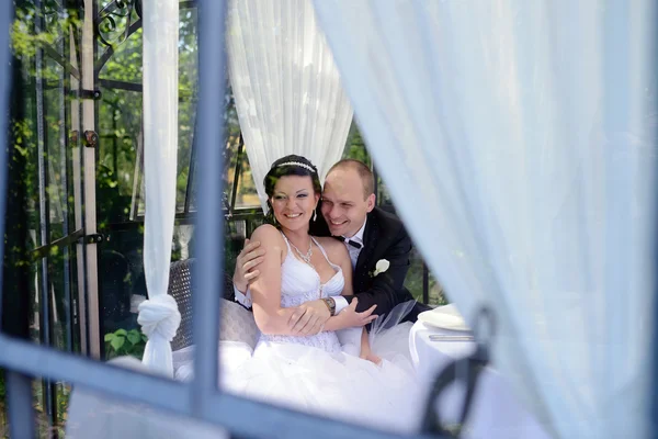 Casamento casal perto da mesa decorada — Fotografia de Stock