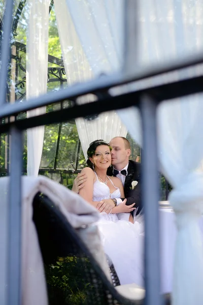 Dekore edilmiş masanın yanındaki düğün çifti