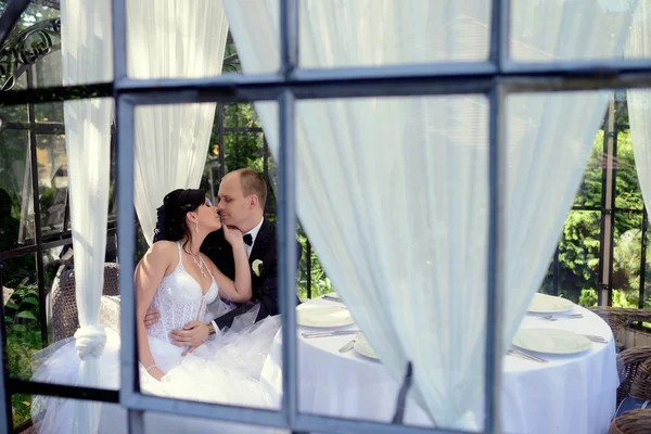 Hochzeitspaar neben geschmücktem Tisch — Stockfoto