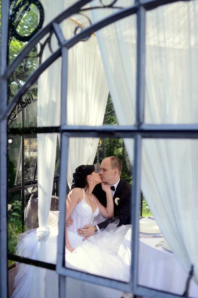 Güzel düğün çifti sarılma