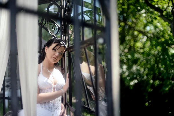 Beautiful brunette bride — Stock Photo, Image