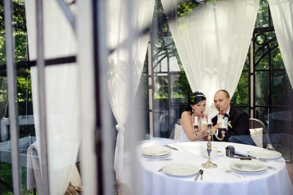 Tablo yakınındaki güzel düğün çifti