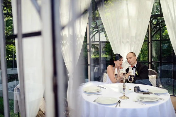 Tablo yakınındaki güzel düğün çifti