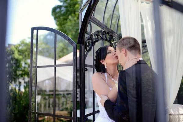 Hochzeitspaar umarmt sich im Park — Stockfoto