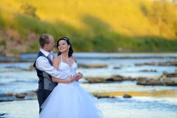 Happy newlyweds near river — Φωτογραφία Αρχείου