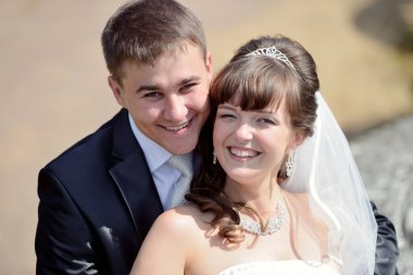 Güzel düğün çifti sarılma