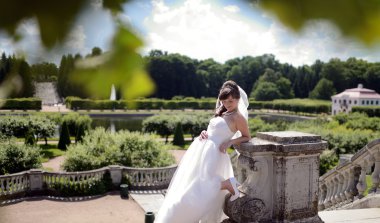 park içinde güzel bir gelin