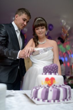 Gelin ve damat düğün pastasını kesiyor