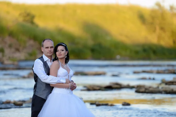 Happy newlyweds near river — Φωτογραφία Αρχείου