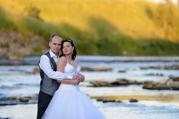 Happy newlyweds near river — Φωτογραφία Αρχείου