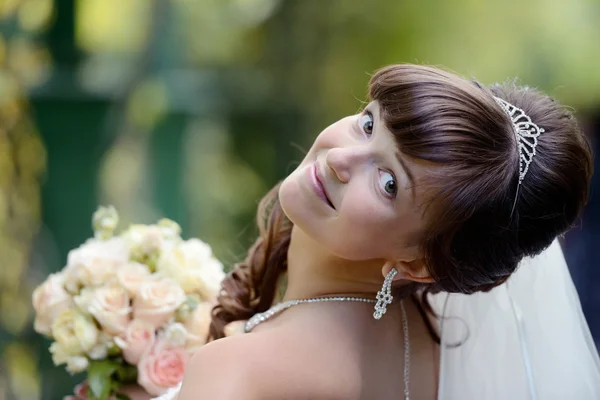 Beautiful bride in park — Stock Photo, Image