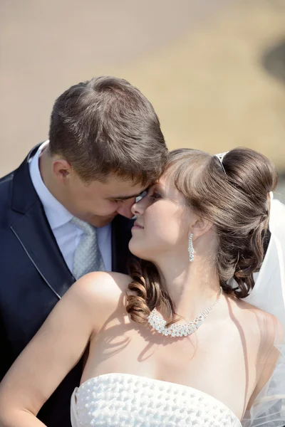 Schönes Hochzeitspaar umarmt — Stockfoto